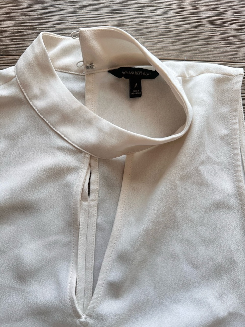 Banana Republic White Sleeveless Mock Neck Keyhole Blouse - Picture 3 of 3
